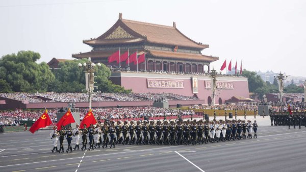 普患配资 胜利日大阅兵丨中国人民解放军仪仗方队接受检阅